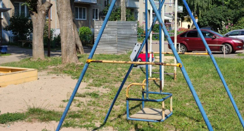 Во Владимире активисты прогулялись по детским площадкам и почти на всех нашли нарушения