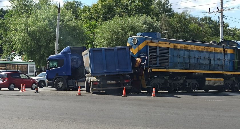 На Большой Нижегородской во Владимире грузовик столкнулся с тепловозом