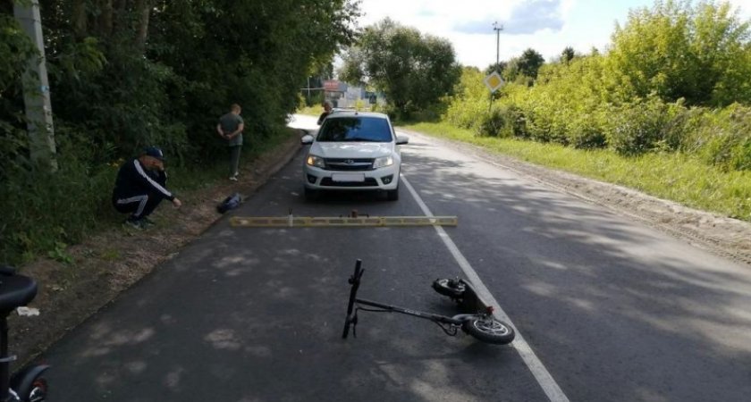 В Кольчугине легковушка сбила едущего впереди мужчину на самокате 