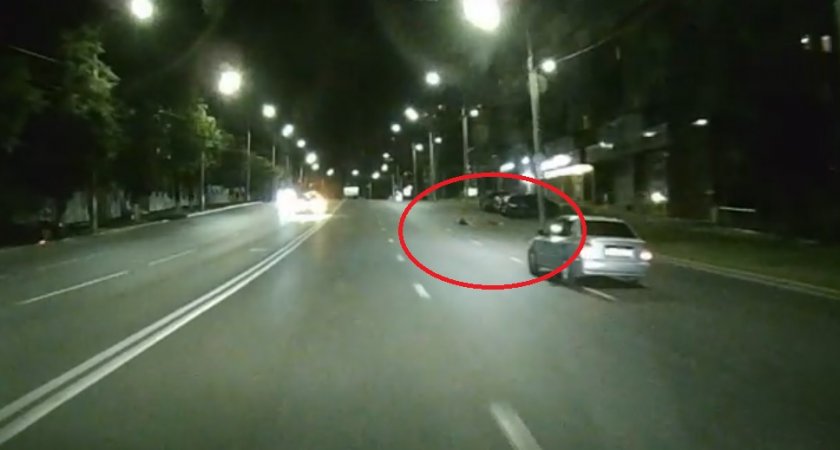 Во Владимире на видео попал момент падения парня на самокате прямо перед авто