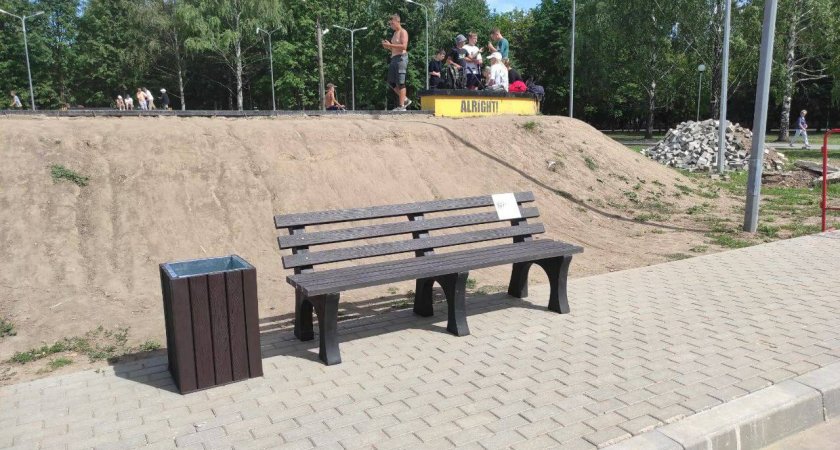 Во Владимире в парке "Добросельский" поставили скамейку из пластикового мусора