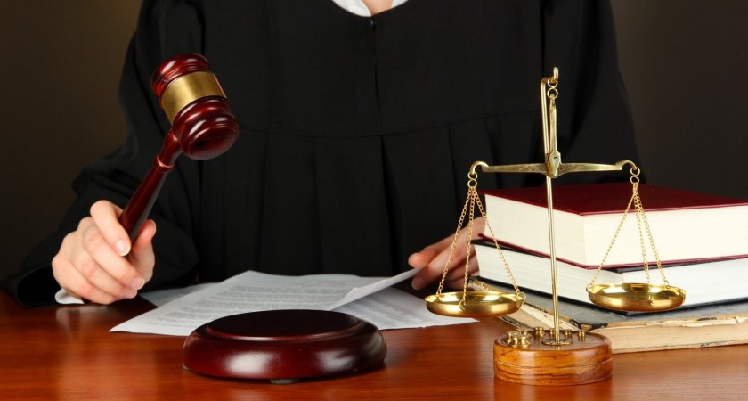 Посредник в передаче взятки начальнику ФМС прикарманил половину денег себе