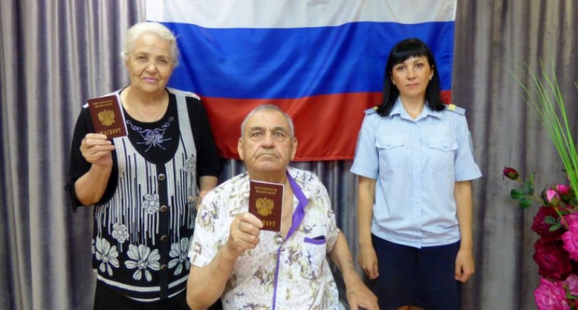 Пожилая пара из Мариуполя получила паспорта РФ во Владимирской области