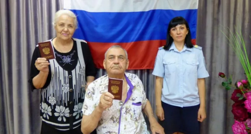 Фото к статье: Пожилая пара из Мариуполя получила паспорта РФ во Владимирской области