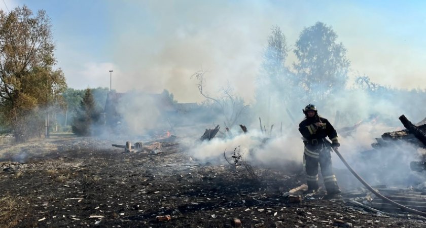 В Гусь-Хрустальном районе сгорел дом с постройками и пострадал мужчина