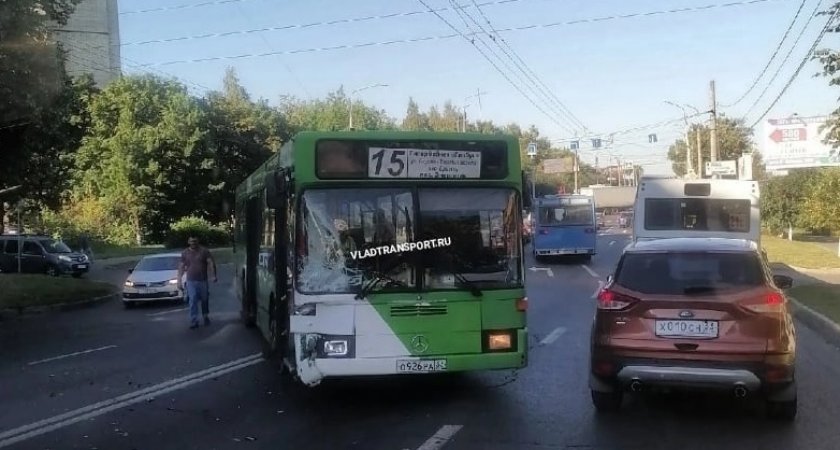 Легковушка въехала в 15-й автобус на проспекте Ленина во Владимире