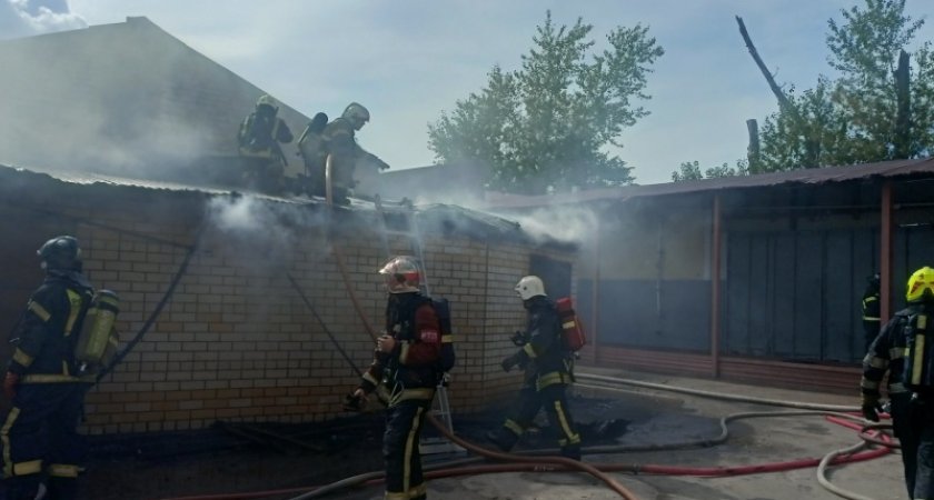В Коврове 19 пожарных тушили производственную постройку