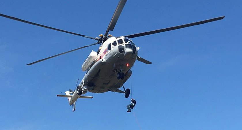 Спуск с вертолёта с высоты 30 метров: спасатели МЧС провели учения 