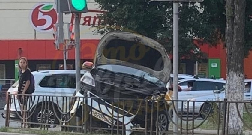 Ковровский таксист на скорости влетел в светофор