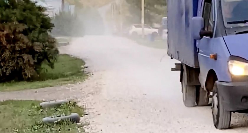 Владимирцы задыхаются от пыли из-за щебёночной дороги