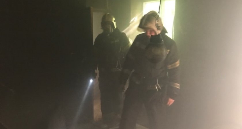 Во Владимире 18 человек тушили матрас в горящем доме