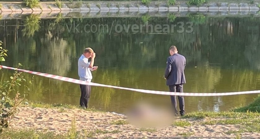 На берегу пруда в Заклязьменском обнаружили труп