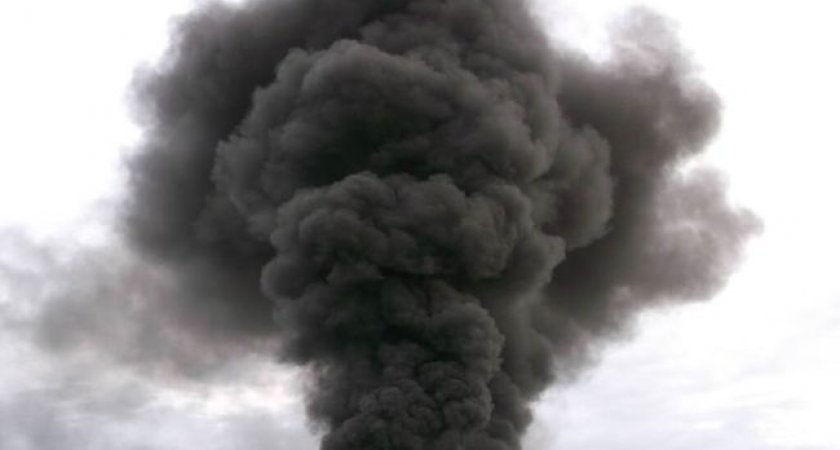 Возле торгового центра во Владимире поднялся столб чёрного дыма