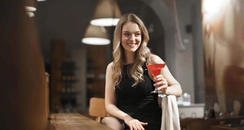 Во Владимире женщина украла деньги и пошла в бар, чтобы их потратить