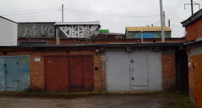 Фото к статье: В Муроме трое безработных сняли ворота с чужого гаража и сдали их в металлолом