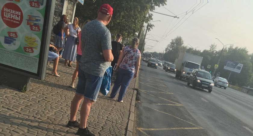 На остановке Детская больница "не прижился" асфальт, образуя колеи и наросты