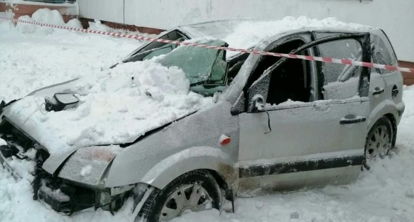 Сотрудника больницы в Александрове осудили за упавшую на авто глыбу снега