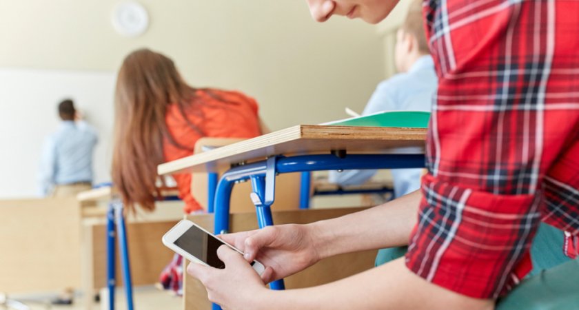 В российских школах запретили пользоваться телефонами на уроках