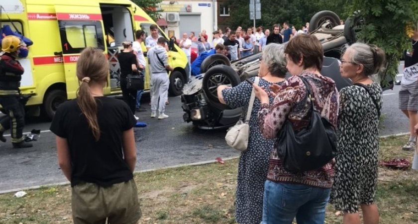 Жуткая авария во Владимире: на улице Чайковского перевернулся автомобиль