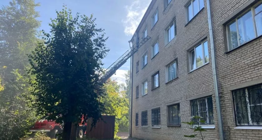 Фото к статье: 6 детей эвакуировали при пожаре в общежитии Александрова
