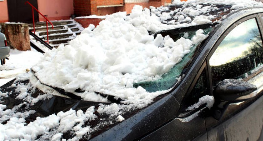 Во Владимире владелец иномарки требовал через суд возмещение ущерба от падения снега