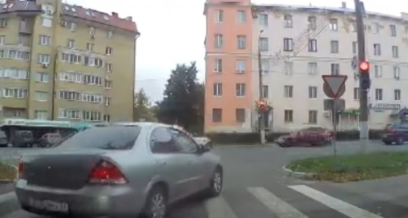 Внаглую на красный: на Октябрьском проспекте автомобилист беспардонно нарушил ПДД