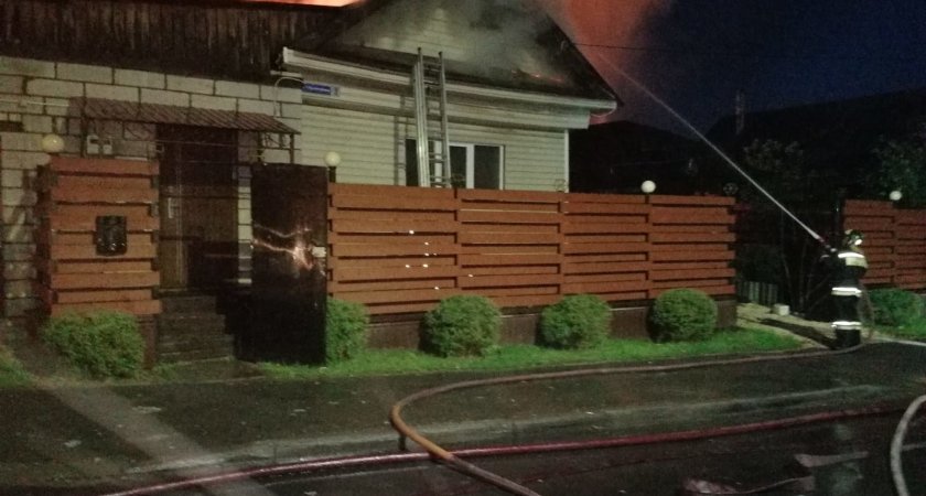 Во Владимирской области крупный пожар уничтожил два дома