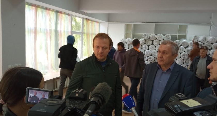 На Донбассе депутат ГД Говырин передал жителям более 1000 комплектов матрасов и подушек