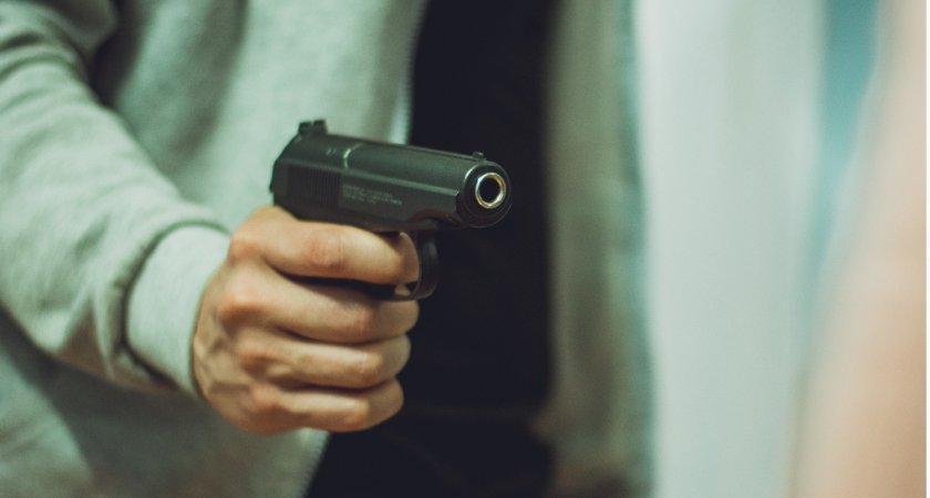 В александровском магазине скрутили мужчину с пистолетом
