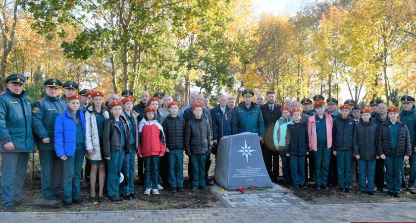 В честь 90-летия гражданской обороны во Владимире посадили алтайские кедры