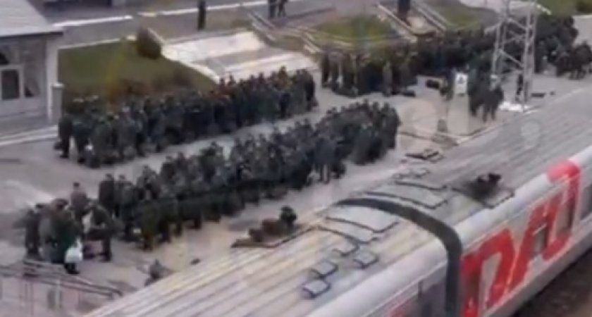 С вокзала Коврова мобилизованные мужчины массово отправились к зоне СВО