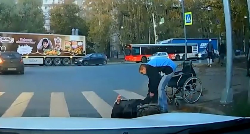 Во Владимире на пешеходном переходе из коляски выпал инвалид