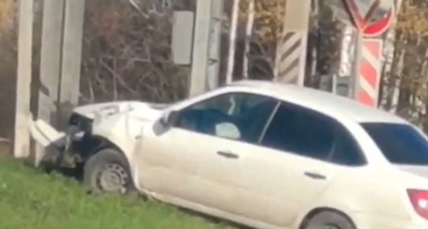 На выезде из Владимира легковушка влетела в столб