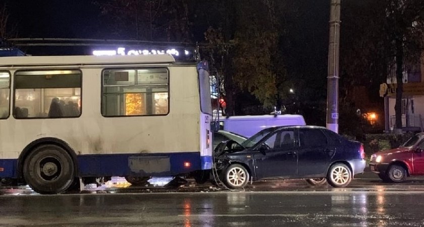Во Владимире легковушка влетела в троллейбус