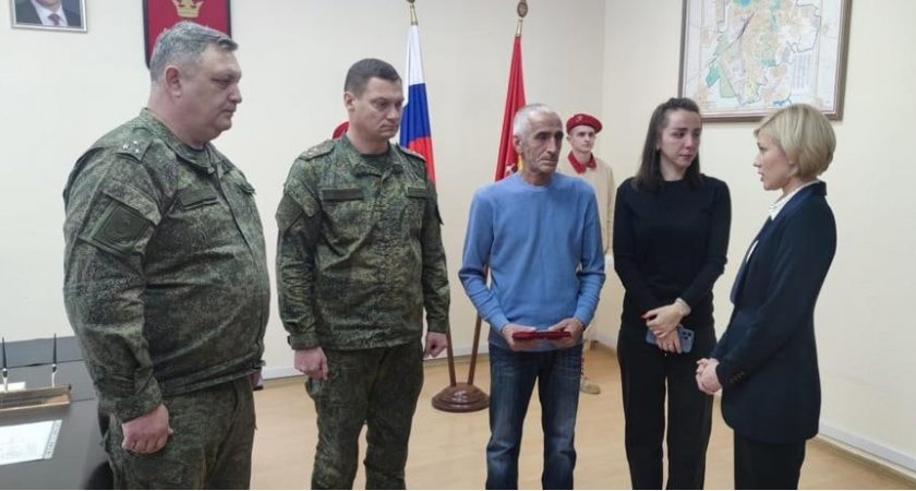 В Александровском районе отцу погибшего на Украине героя вручили Орден Мужества