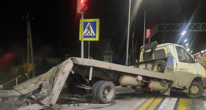 В Вязниковском районе грузовик влетел в эвакуатор