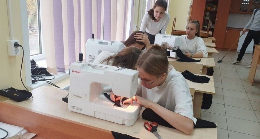 Школьницы из Владимирской области шьют балаклавы для наших солдат на фронте