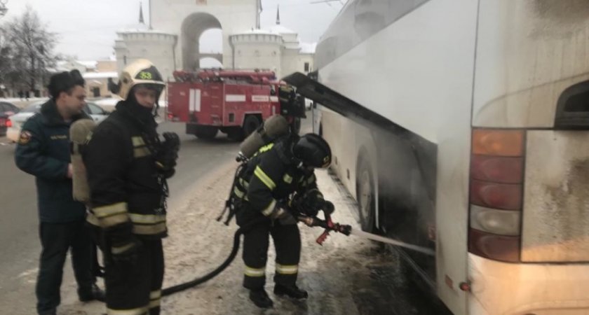 В центре Владимира пожарные тушили экскурсионный автобус
