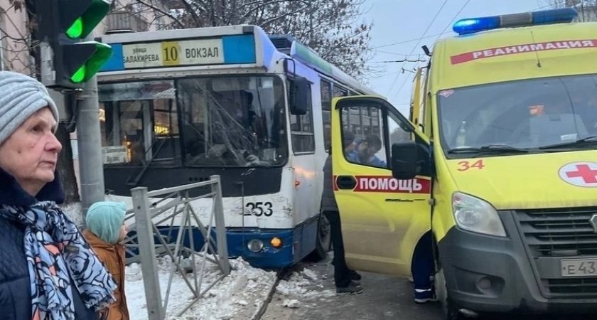 Во Владимире троллейбус вылетел с дороги и снес ограждение