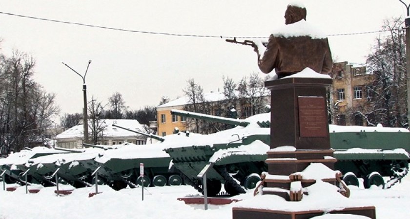 В Ковровском Парке экскаваторостроителей поставили бронетехнику