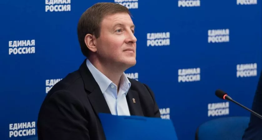 Фото к статье: ЕР установит для беженцев с Донбасса новогодние елки и поздравит военнослужащих