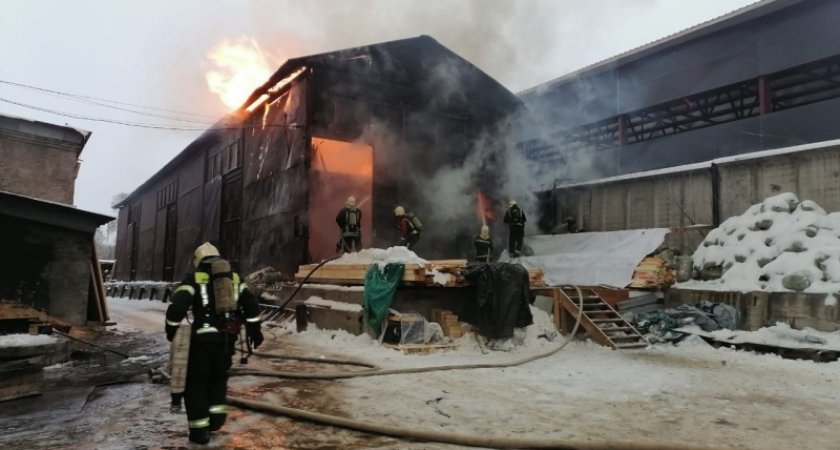 Во Владимире 21 человек тушили крупный пожар на складе в поселке РТС