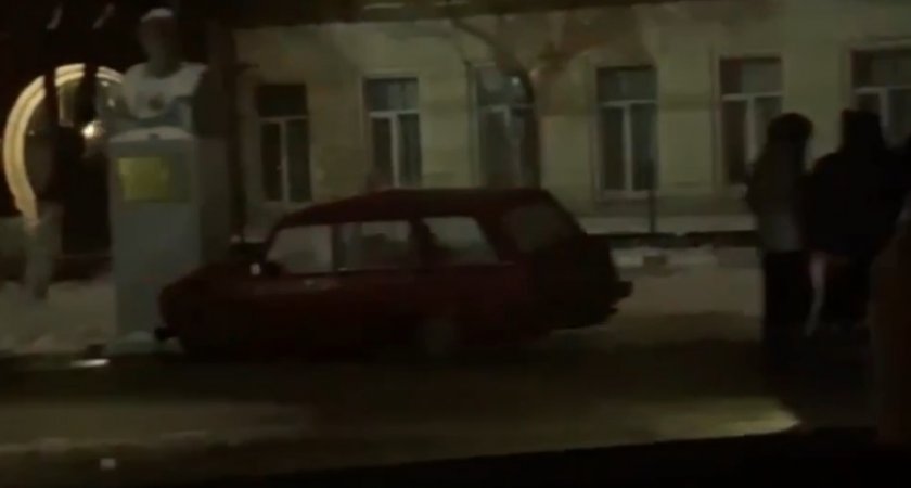 В центре Владимира легковушка влетела в памятник