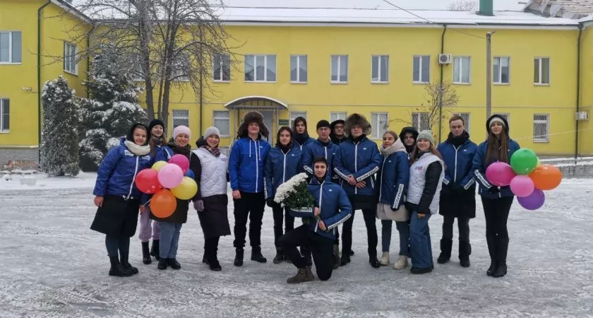 Фото к статье: В День матери активисты «Единой России» и молодогвардейцы поздравили рожениц