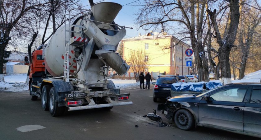 В центре Владимира из-за аварии с бетономешалкой перекрыли движение