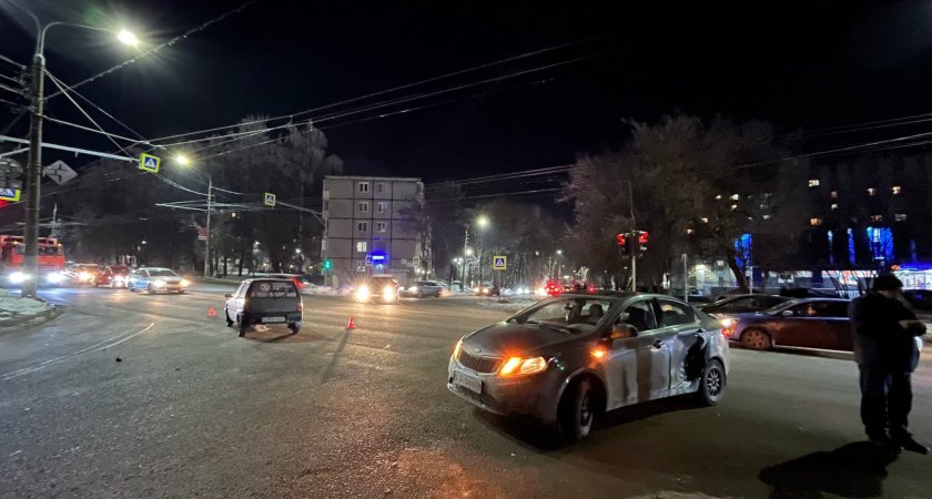 Во Владимире из-за столкновения с "Окой"-пиццевозкой легковушку развернуло несколько раз