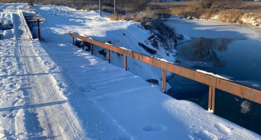 Во Владимирской области разрушенный паводком мост отремонтировали мусором