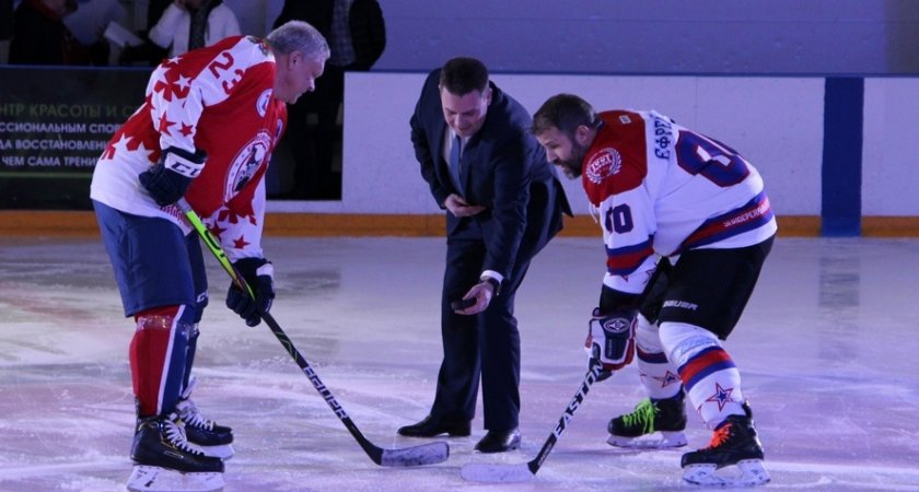 Владимирские хоккеисты сразились со сборной олимпийских чемпионов и известных артистов