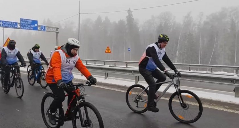 Губернатор Александр Авдеев прокатился по трассе М-12 на велосипеде