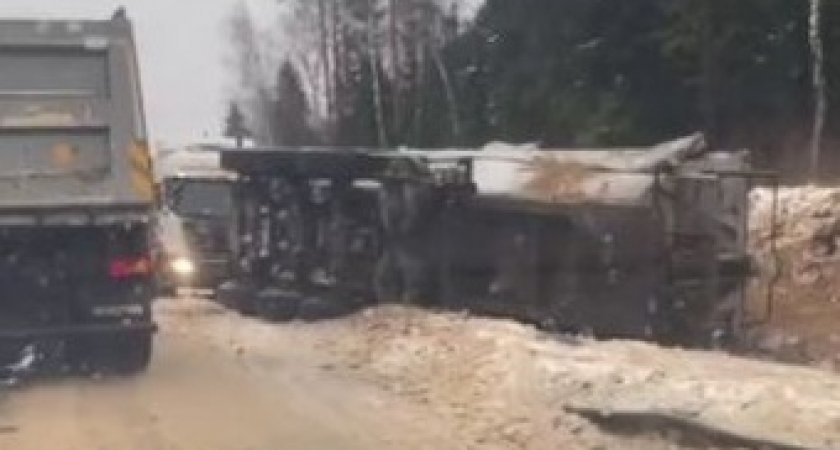 Во Владимирской области перевернулась фура